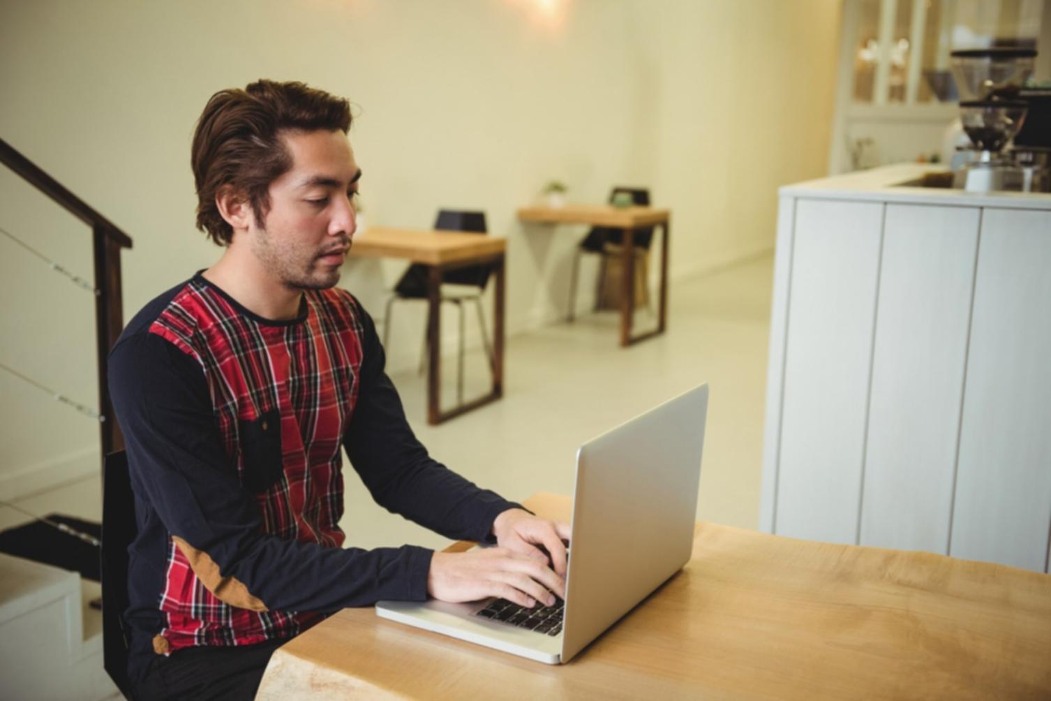 Bureau avec documents financiers et calculatrice