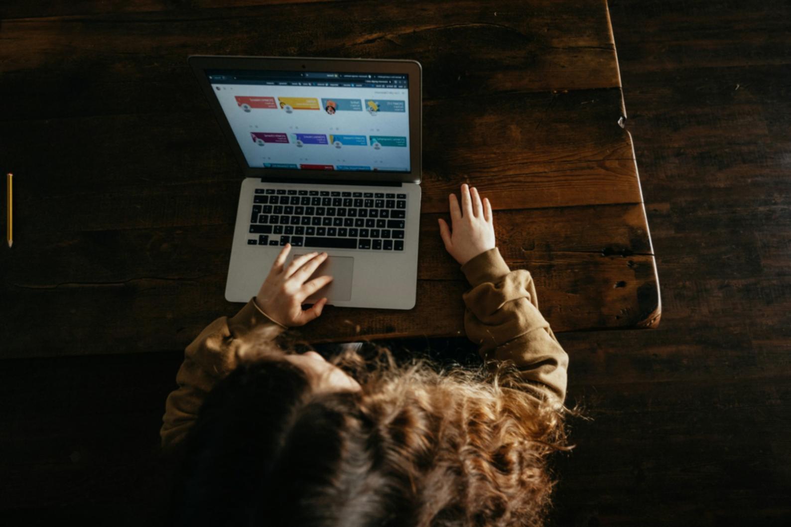 Consultation de négociation budgétaire en cours avec documents financiers